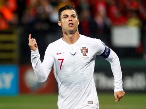 C.Ronaldo với 735 bàn thắng