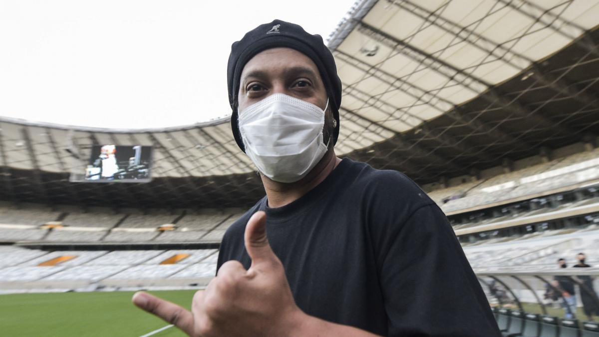 Ronaldinho - Tượng đài bóng đá một thời giờ đây hoàn cảnh thân tàn ma dại