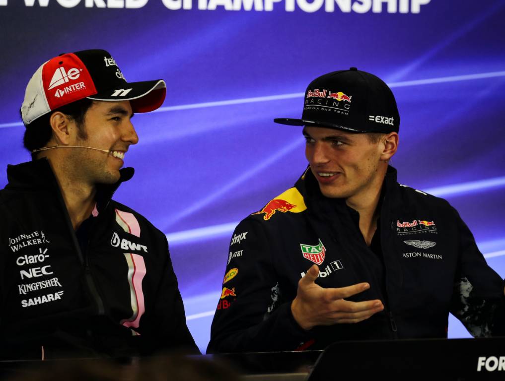 Max Verstappen và Sergio Pérez (Alex Albon dự bị) của Red Bull