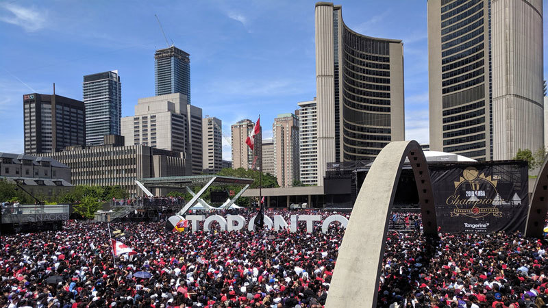 Cư dân thành phố Toronto ra đường mừng chiến thắng